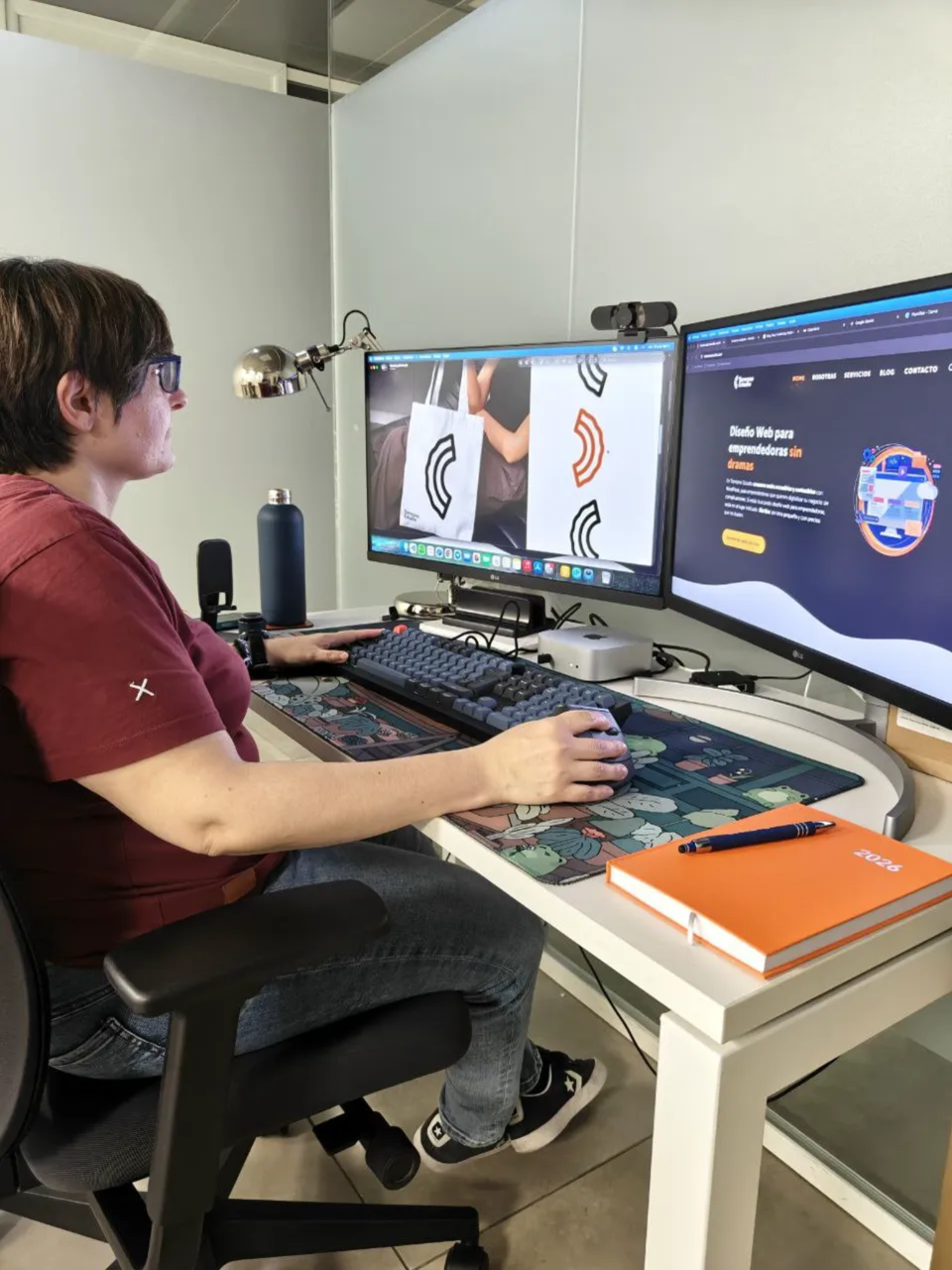 Ana Maleno trabajando en el diseño de interfaces desde su escritorio.
